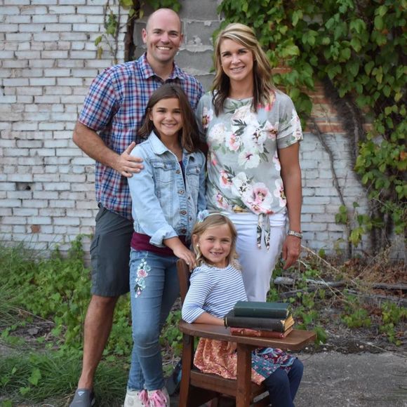 Meet your Posher, Courtney - Picture 1 of 1